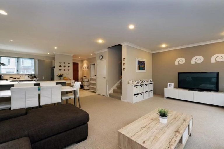 Photo of property in 9l Clearwater Cove, West Harbour, Auckland, 0618