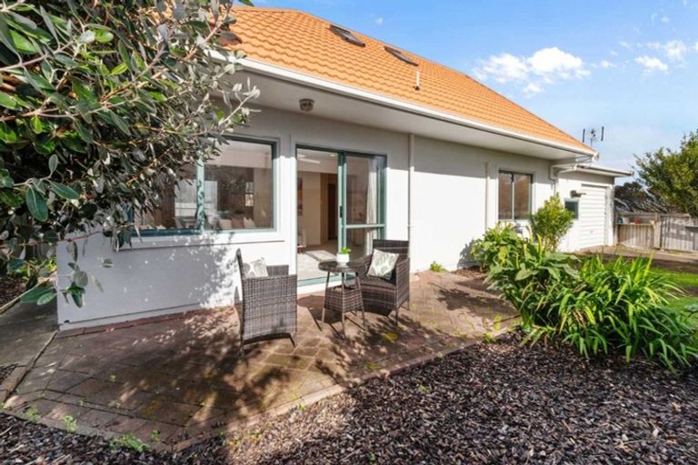 Photo of property in 2/2 School Road, Belmont, Auckland, 0622