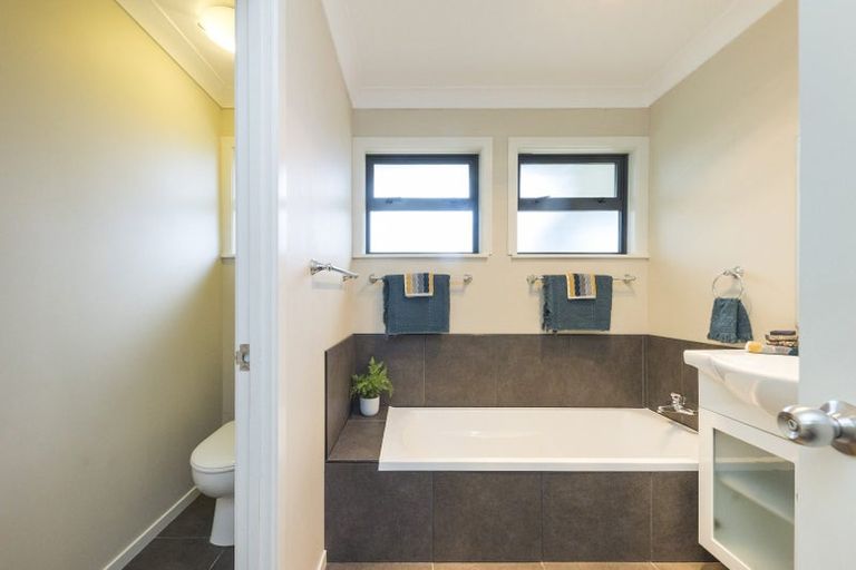 Photo of property in 4 Waicola Drive, Fitzherbert, Palmerston North, 4471