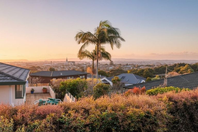 Photo of property in 53 Goodwood Drive, Goodwood Heights, Auckland, 2105