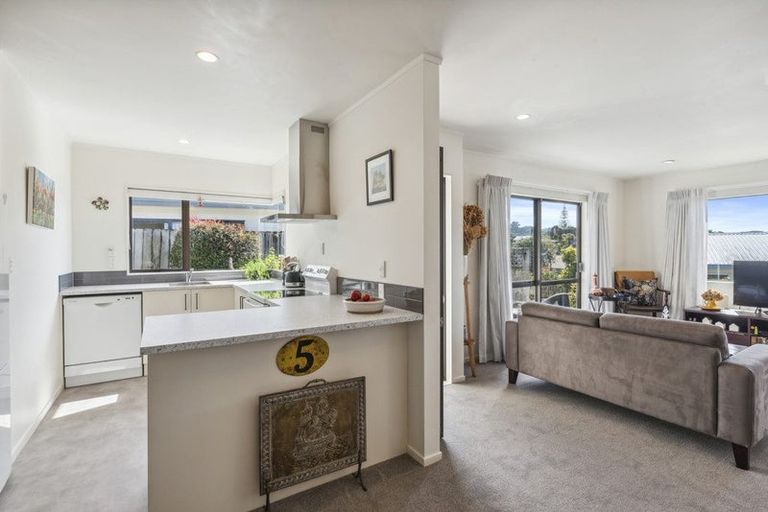 Photo of property in 2/32 Charlotte Street, Stanmore Bay, Whangaparaoa, 0932