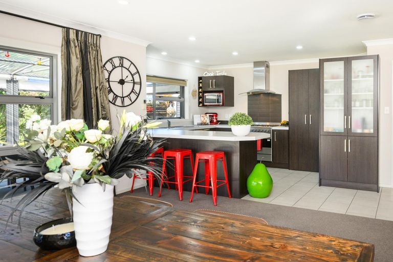 Photo of property in 99 Schnell Drive, Kelvin Grove, Palmerston North, 4414