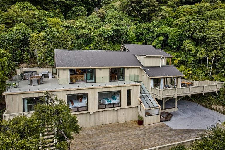 Photo of property in 9 Whiorau Grove, Lowry Bay, Lower Hutt, 5013