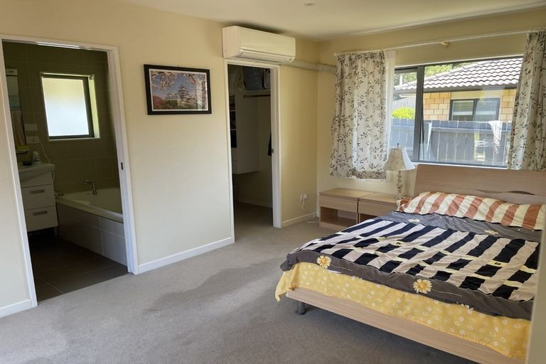 Photo of property in 19 Barnsley Place, Henderson, Auckland, 0612