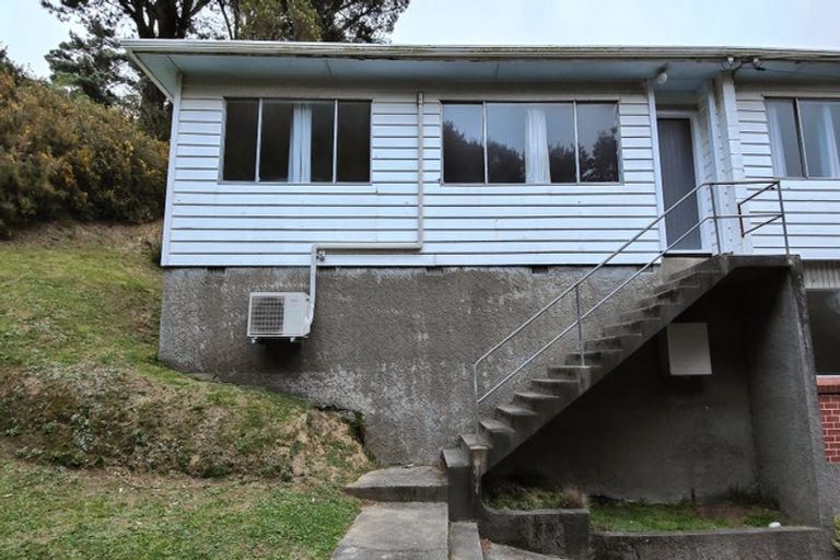 Photo of property in 3/4 Glanmire Road, Newlands, Wellington, 6037