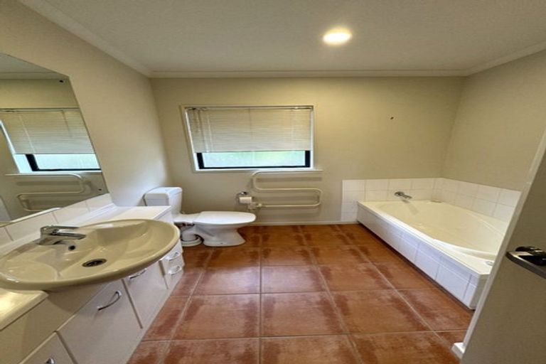 Photo of property in 7 Luna Place, Henderson, Auckland, 0612