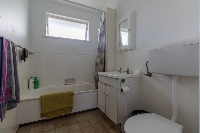 Photo of property in 2 Oak Street, Royal Oak, Auckland, 1023
