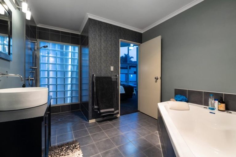 Photo of property in 28 Oreti Crescent, Papamoa Beach, Papamoa, 3118