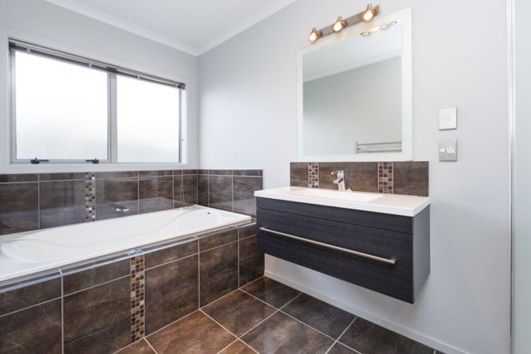 Photo of property in 8 Lorenzo Place, Kelvin Grove, Palmerston North, 4414