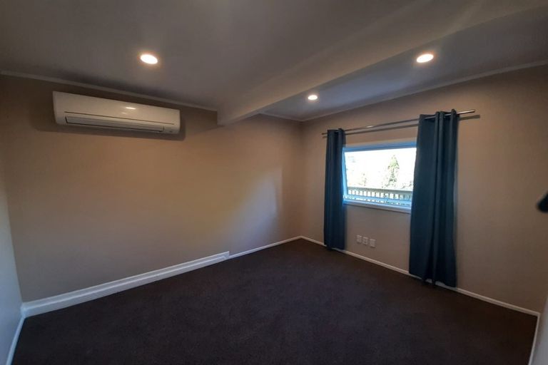 Photo of property in 6 Blandford Way, Newlands, Wellington, 6037