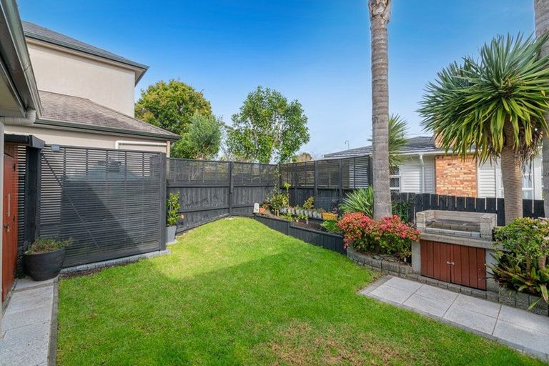 Photo of property in 2/26 James Street, Bayview, Auckland, 0629