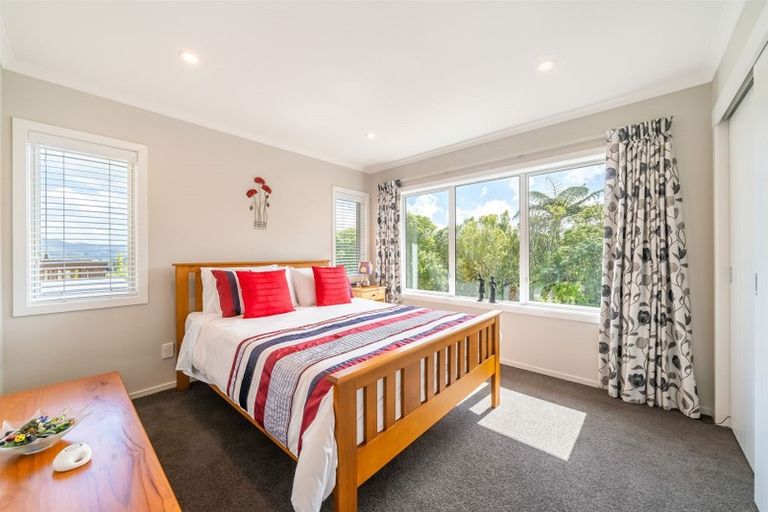 Photo of property in 1 Valley View Way, Timberlea, Upper Hutt, 5018