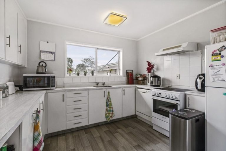 Photo of property in 2/15a Oates Road, Glen Eden, Auckland, 0602