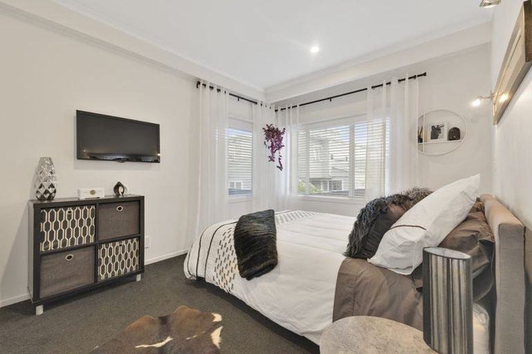 Photo of property in 49a The Esplanade, Eastern Beach, Auckland, 2012