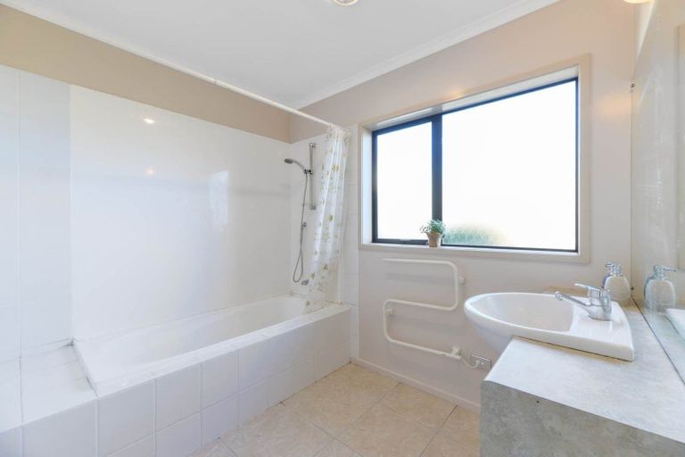 Photo of property in 20 Caragh Place, East Tamaki, Auckland, 2016