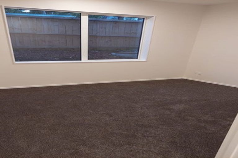 Photo of property in 1c Taupiko Place, Green Bay, Auckland, 0604