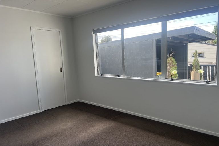 Photo of property in 9 Bishop Street, Green Bay, Auckland, 0604