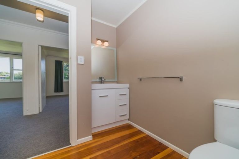 Photo of property in 2 Croxley Place, Terrace End, Palmerston North, 4410