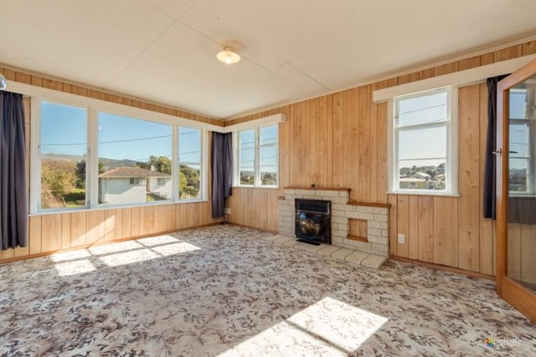 Photo of property in 5 Berkshire Grove, Cannons Creek, Porirua, 5024