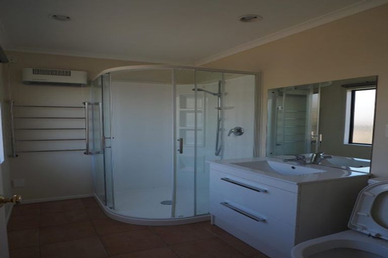 Photo of property in 9 Graven Court, Henderson, Auckland, 0612