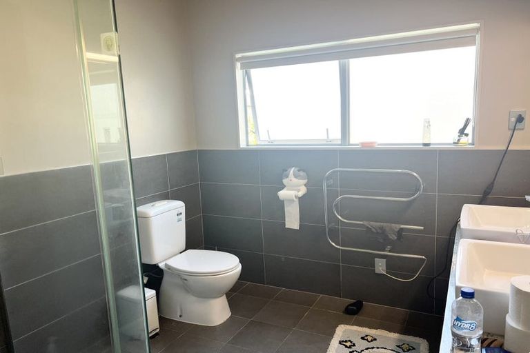 Photo of property in 12 Mana Lane, Pinehill, Auckland, 0632