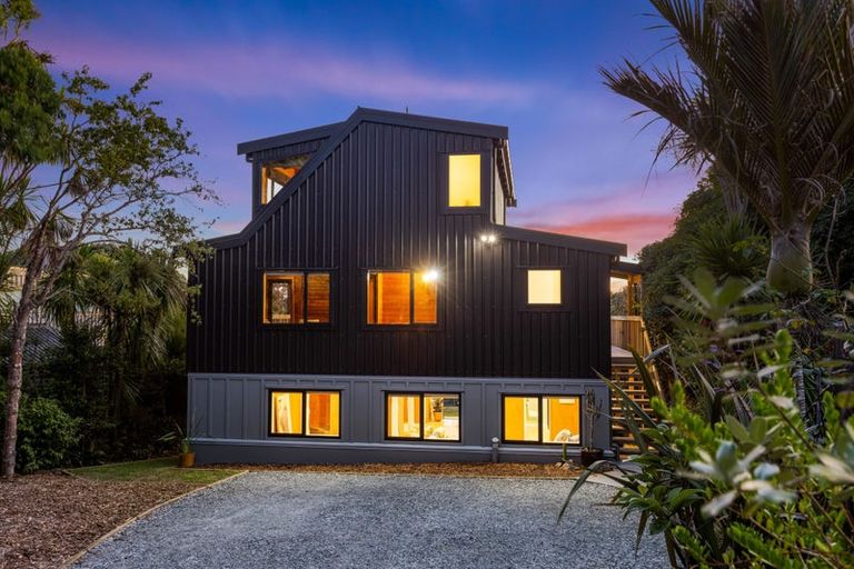 Photo of property in 4 Hillside Crescent, Leigh, 0985