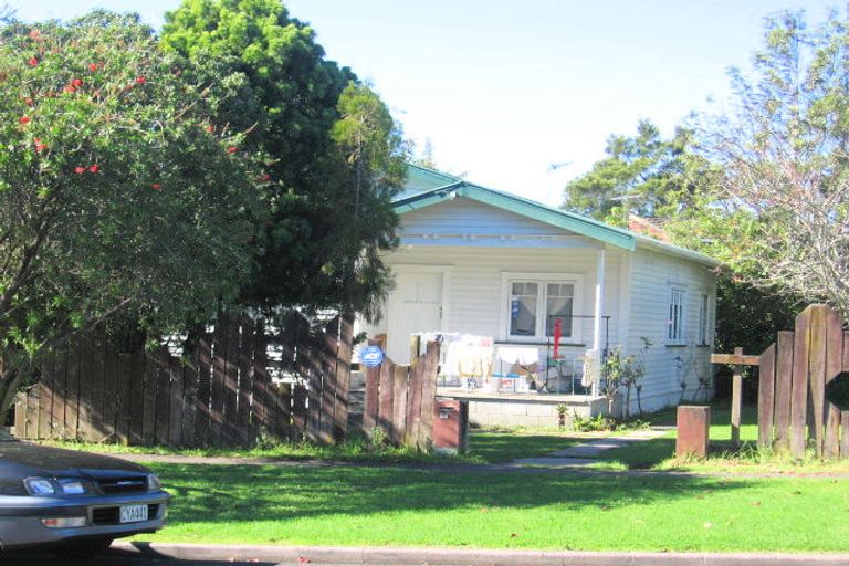 Photo of property in 15 Brandon Road, Glen Eden, Auckland, 0602