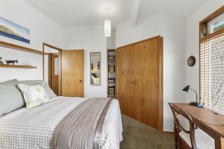 Photo of property in 385 Karaka Bay Road, Karaka Bays, Wellington, 6022