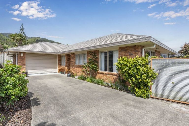 Photo of property in 15 Balmerino Grove, Waikanae, 5036