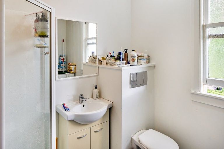 Photo of property in 24 Garden Road, Northland, Wellington, 6012