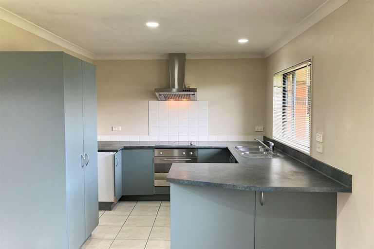 Photo of property in 16 Old Park Place, Takanini, 2112