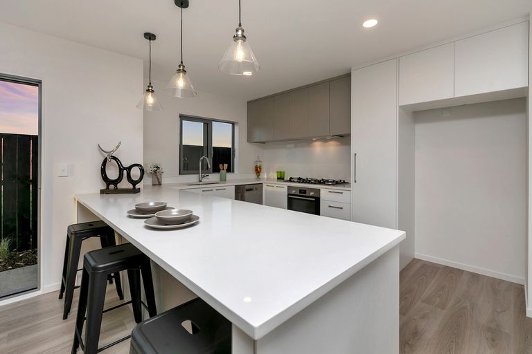 Photo of property in 36 Lumbarda Drive, Kumeu, 0810