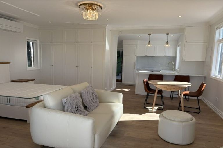 Photo of property in 43a Pohutukawa Avenue, Red Beach, 0932
