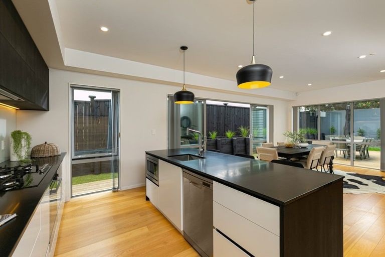 Photo of property in 144 East Coast Road, Forrest Hill, Auckland, 0620