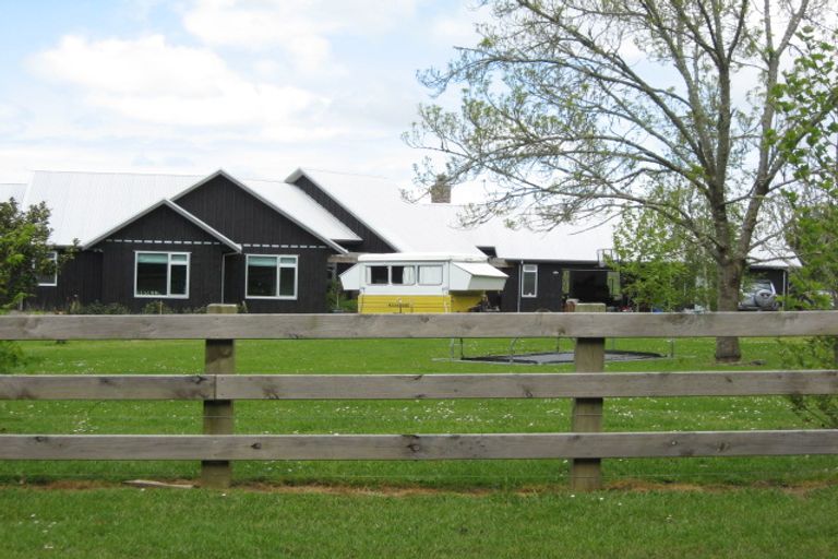 Photo of property in 28 Dysart Lane, Kumeu, 0891