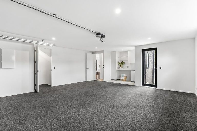 Photo of property in 1 The Crest, Sunnyhills, 2010