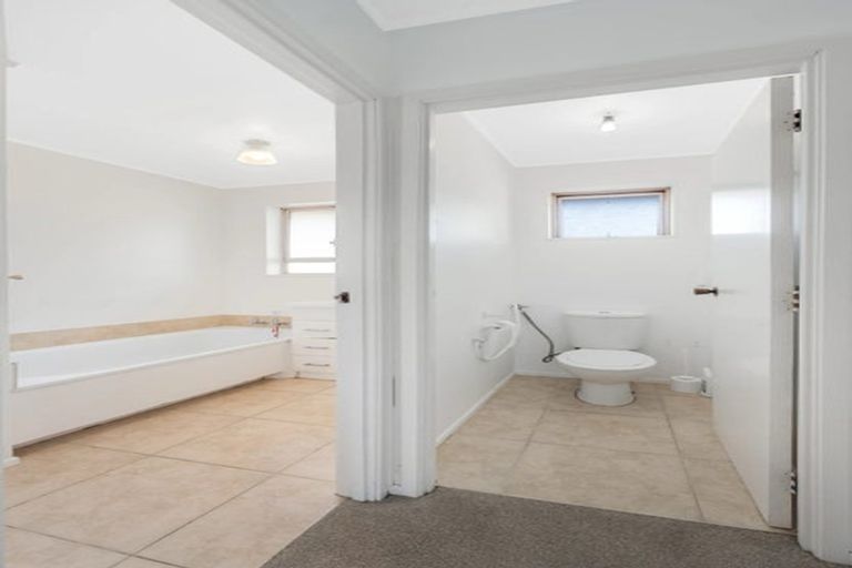 Photo of property in 2/38 Ballater Place, Highland Park, Auckland, 2010