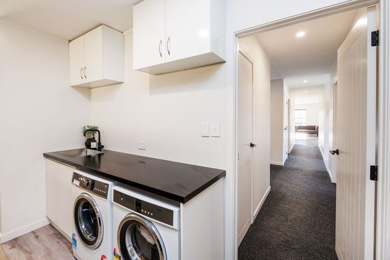 Photo of property in 37 Vaucluse Heights, Fitzherbert, Palmerston North, 4410