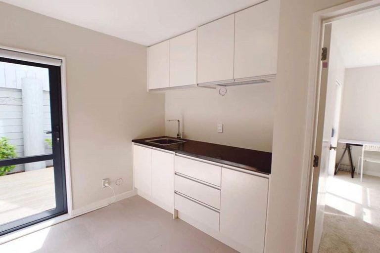 Photo of property in 10d Woodall Place, Totara Vale, Auckland, 0627