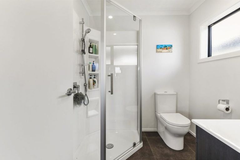 Photo of property in 5 Boeing Way, Newlands, Wellington, 6037