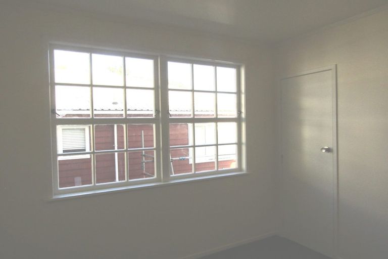 Photo of property in 1/12 Vonnell Place, Birkdale, Auckland, 0626