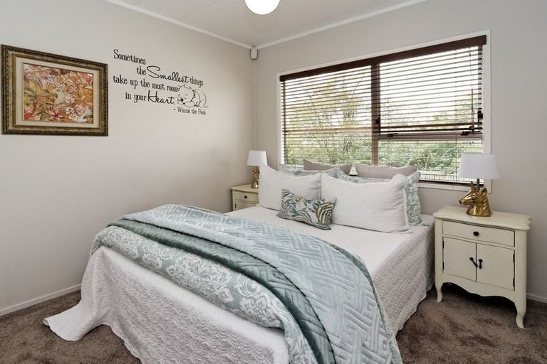 Photo of property in 16 Mile Place, Henderson, Auckland, 0612