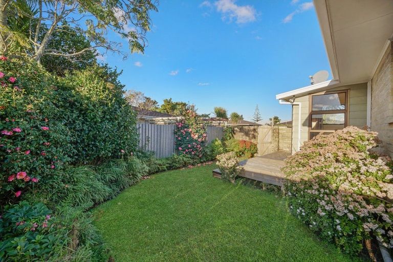 Photo of property in 2/13 Northall Road, New Lynn, Auckland, 0600