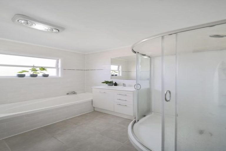 Photo of property in 141 Gossamer Drive, Pakuranga Heights, Auckland, 2010
