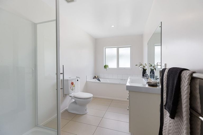 Photo of property in 219 Mark Avenue, Grenada Village, Wellington, 6037