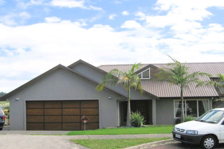 Photo of property in 9 Margaret Henry Crescent, Oteha, Auckland, 0632