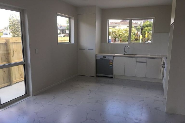 Photo of property in 77 Granville Drive, Massey, Auckland, 0614