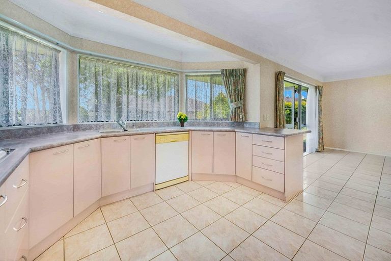 Photo of property in 2 Oakwood Place, Pukekohe, 2120