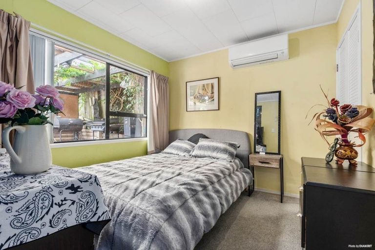 Photo of property in 12 Kearney Place, Massey, Auckland, 0614