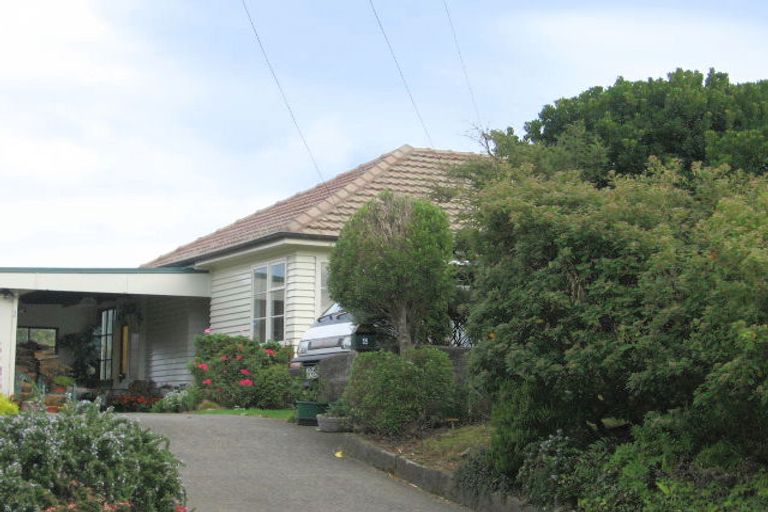 Photo of property in 2 Ongley Crescent, Tawa, Wellington, 5028